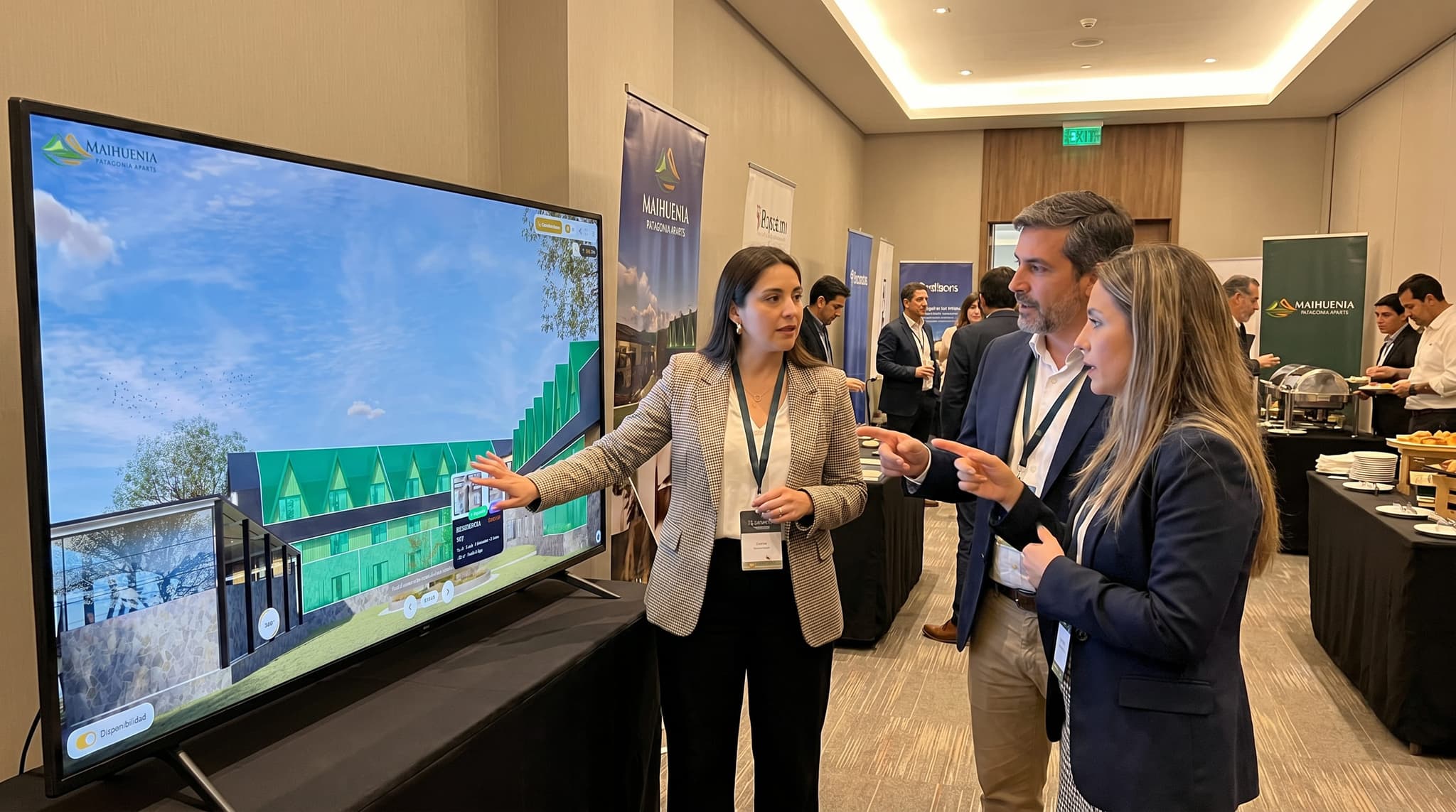 Demo del showroom Maihuenia en un evento: ficha de unidad con recorrido 360° y disponibilidad en vivo
